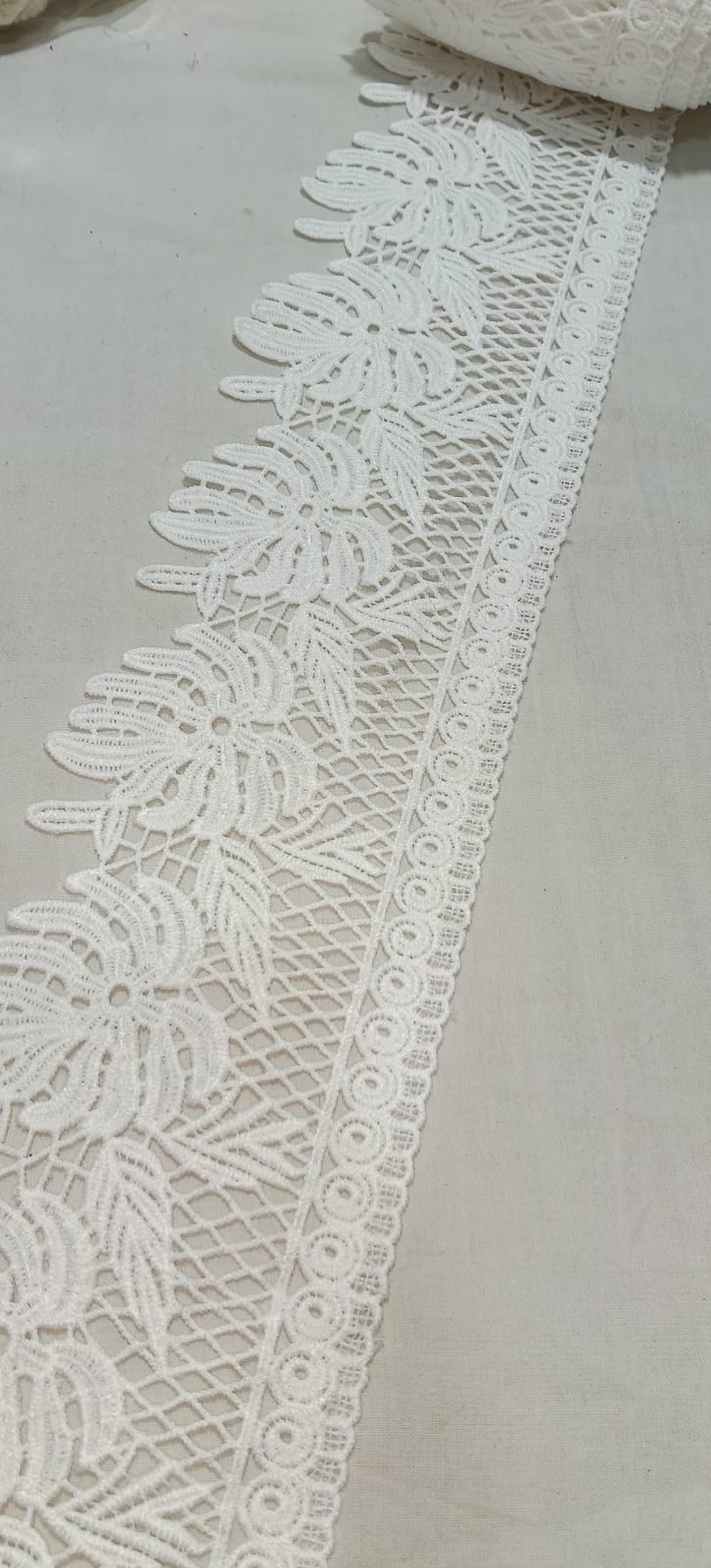 ✨ Premium White Heavy Floral Lace Border – 1 Yard